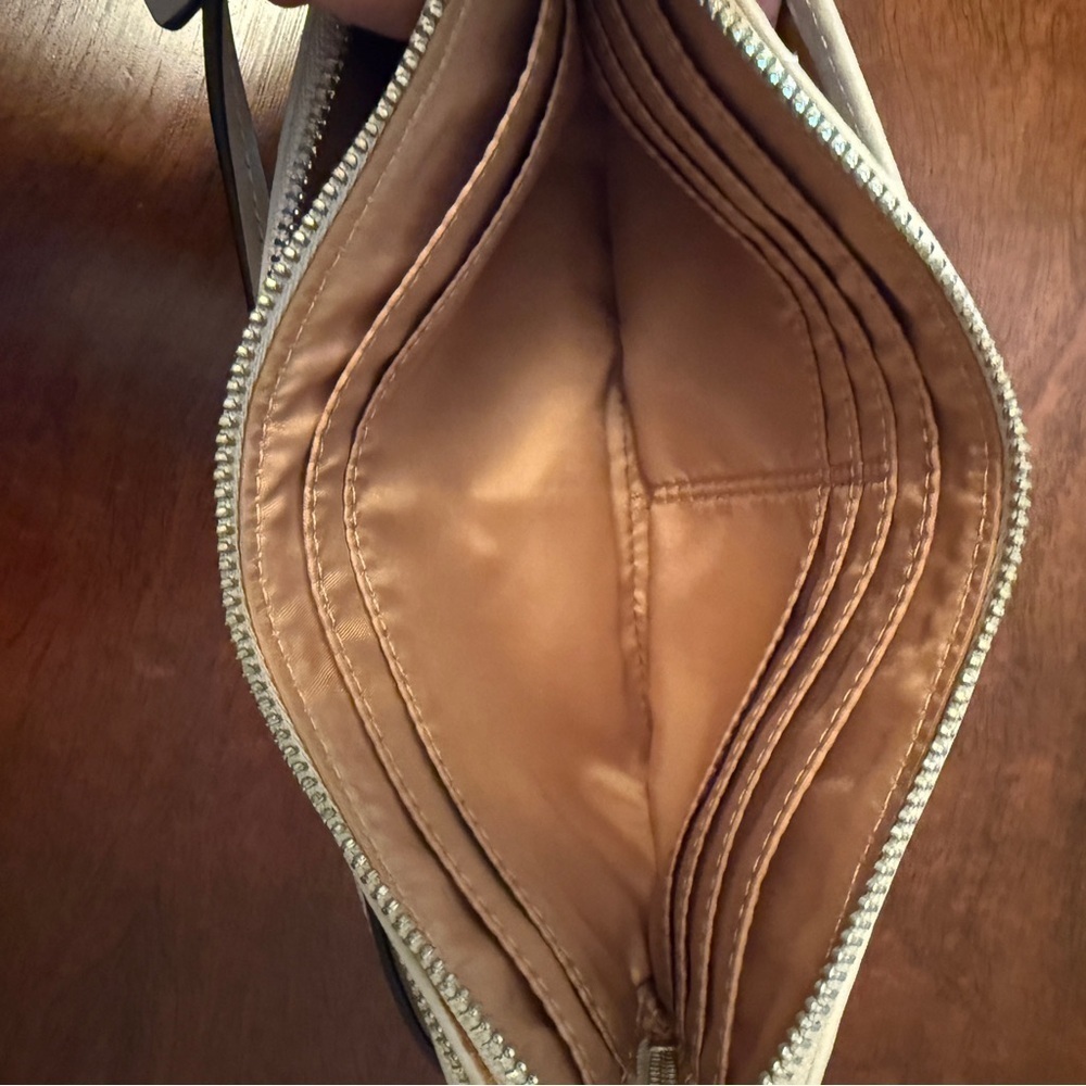 Coach Cream Leather Wristlet – Classic & Elegant - Picture 4 of 6